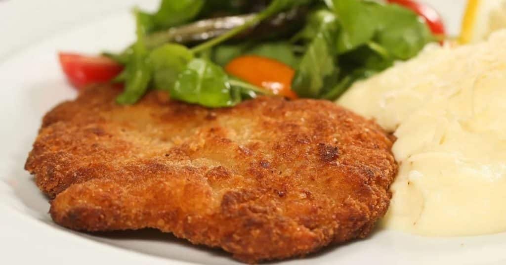 Bife á milanesa deliciosa que vai surpreender a todos no seu almoço de domingo.