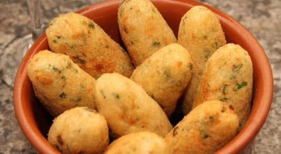 Bolinho de mandioca com carne moída crocante para servir no seu lanche.