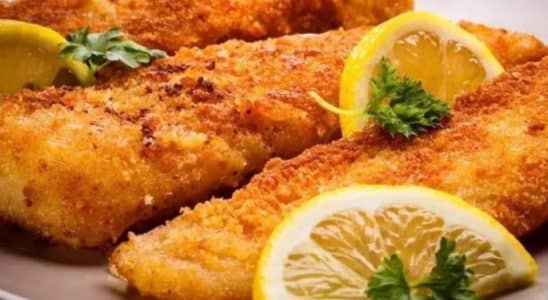 Filé de peixe empanado igual a restaurante