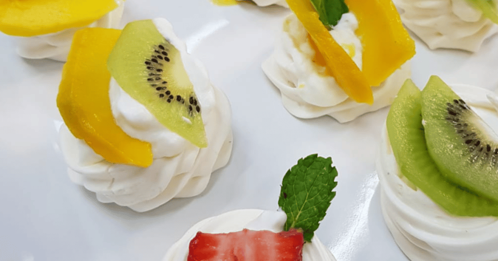 Pavlova com frutas sobremesas maravilha para o verão