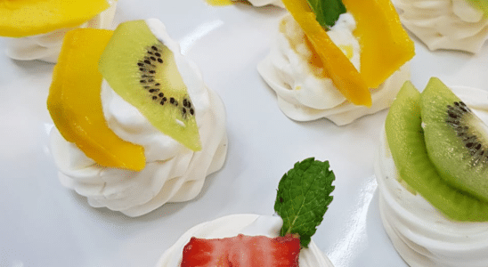 Pavlova com frutas sobremesas maravilha para o verão