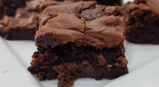 Receita de brownie tradicional e super molhadinho.