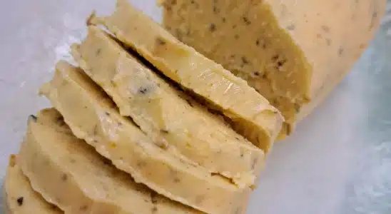 Receita de manteiga com ervas para o seu lanche da tarde