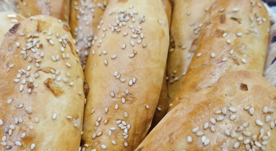 Receita de pão com cebola caramelizada. Aprenda a fazer essa receita de pão com cebola caramelizada. Veja como simples fazer essa receita mega saborosa, para o seu lanche. Além disso, você também pode fazer uma grande renda extra. Portanto, vamos separa os ingredientes Ingredientes para a receita de pão com cebola caramelizada. 50g de farinha 6g de fermento biológico seco 50g de água morna 250g de farinha 6g de sal 12g de açúcar 50g de ovo 1 Cebola picada em cubos. 60 a 80g de leite morno 24g de manteiga gergelim opcional Preparo da receita de pão com cebola caramelizada. Primeiramente, faça a esponja, pegue um bolw Em seguida, coloque 50g de água morna, 50g de farinha e o fermento. Agora, misture tudo e passe o papel filme e deixe reservado em um lugar quentinho. Logo depois, pegue a farinha e misture com o sal. Em seguida, misture tudo, menos a manteiga e só a metade da água. Logo depois, pegue a massa e sove até a massa chegar ao ponto de véu. Então,pegue uma panela e coloque uma colher de azeite ou óleo. Agora, adicione a cebola e deixe caramelizando até a água secar. Em seguida, assim que a cebola estiver fria, envolva na massa. Logo depois, proporcione a massa a 50g e coloque na forma que desejar. Agora, deixe reservado, por cerca de 30 min. Então, pegue uma gema e coloque um pouquinho de água e misture. Em seguida, pincele e coloque o gergelim, leve para assar em forno a 180c. Por fim, deixe assando por cerca de 30min. Retire do forno e sirva!