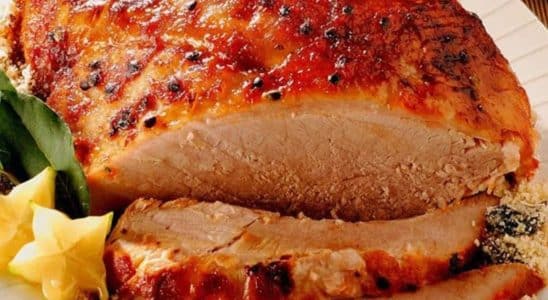 Pernil assado para o almoço de páscoa em família