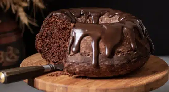 Receita de bolo de chocolate com calda deliciosa