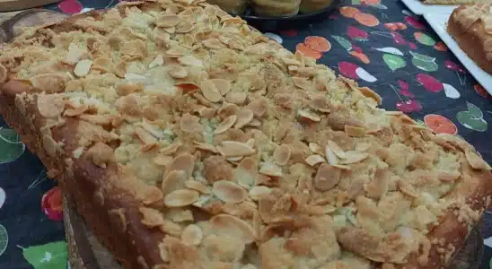 Receita saborosa de cuca de pera com amêndoa laminada