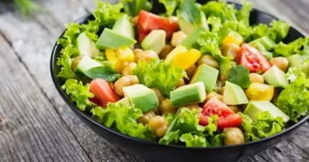 Salada de legumes leve e deliciosa para o almoço ou jantar