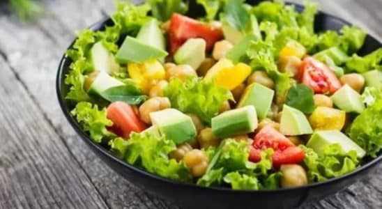 Salada de legumes leve e deliciosa para o almoço ou jantar
